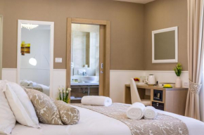 Peninsula Luxury Suite